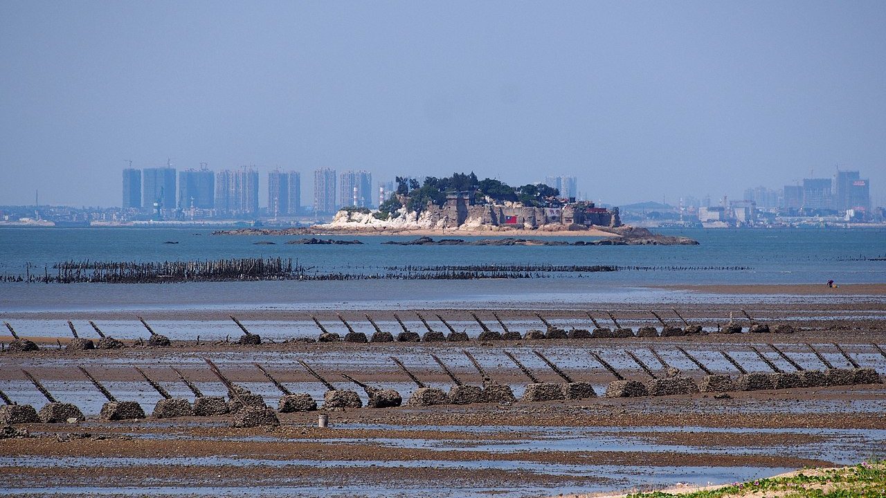 遍布反登陆桩的上林海滩 Anti landing Spikes on Shanglin Coast panoramio