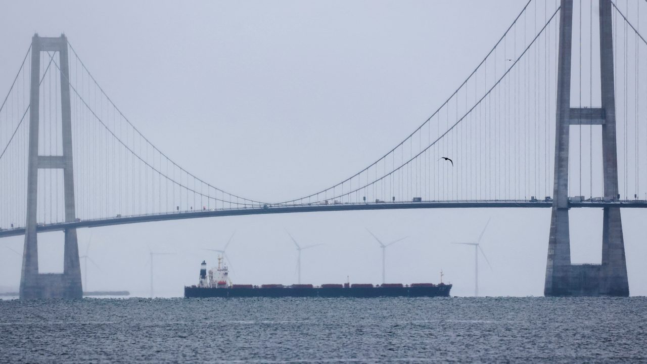 Chinese bulk carrier Yi Peng sails under the Great Belt bridge