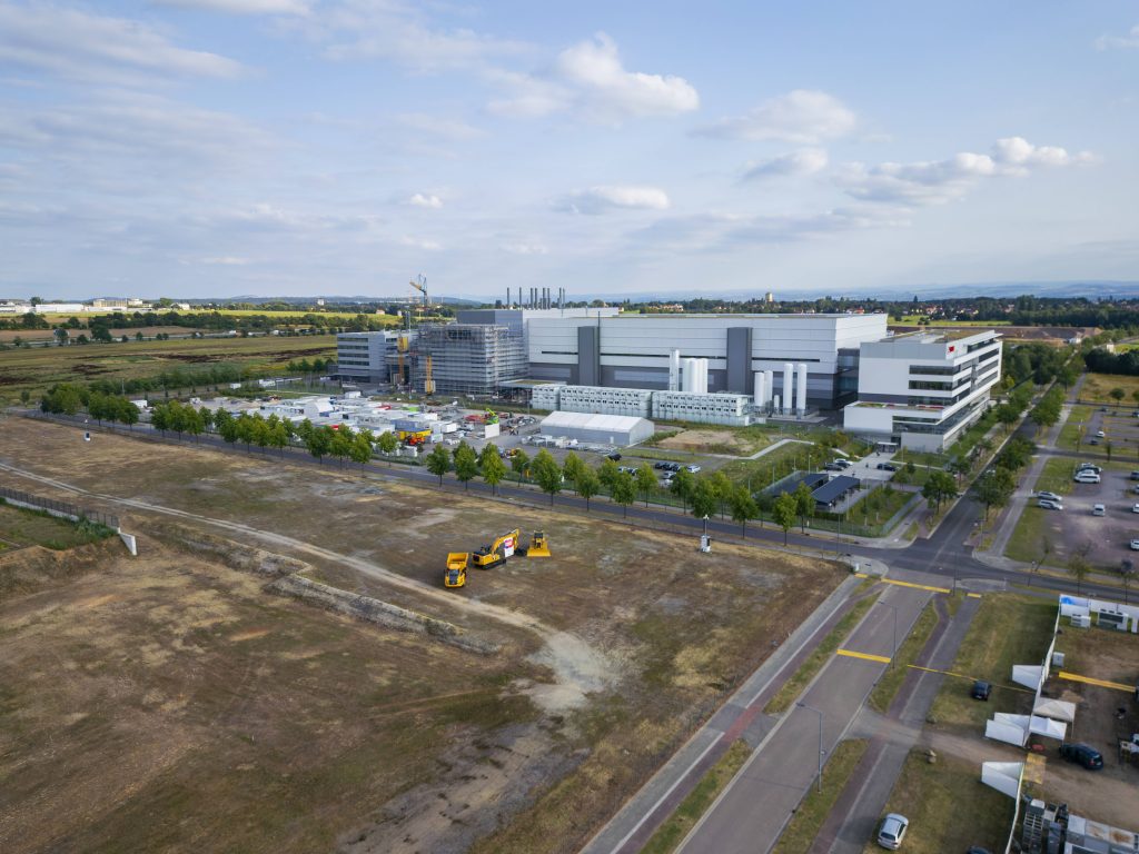 Luftbild Der taiwanische Chiphersteller TSMC baut gemeinsam mit Bosch Infineon und NXP eine neue Chipfabrik ESMC in Dre
