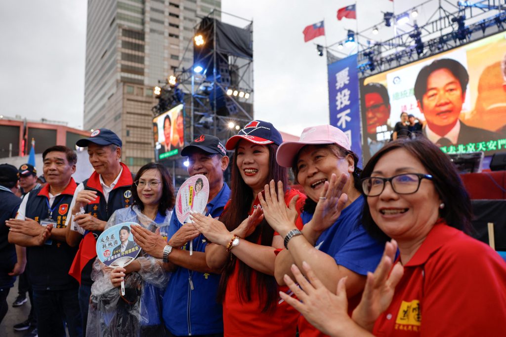 People against the recall movement gather in Taoyuan